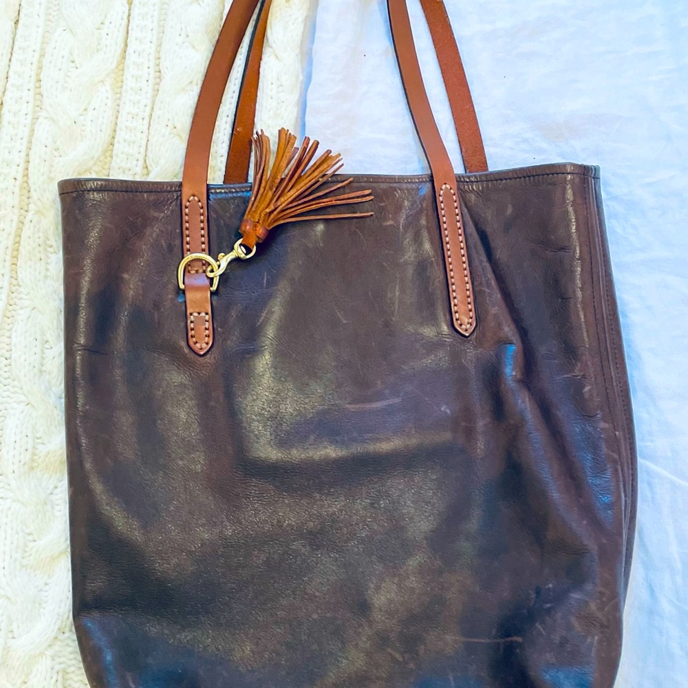 FOUNT handbags are made of Italian leather.